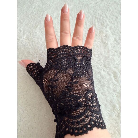 Black Lace Fingerless Gloves – Vintage Gothic Style - Picture 2 of 6